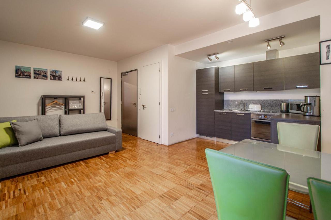 Modern Apartment With Balcony And Garage Prag Exterior foto